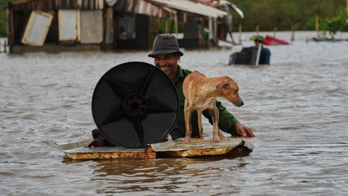 Banner Man rescuing dog in Jamaica credit Ramon Espinosa